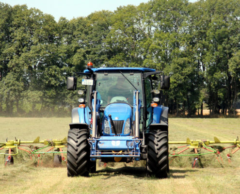 Löwenbruch Heuarbeiten mit Traktor