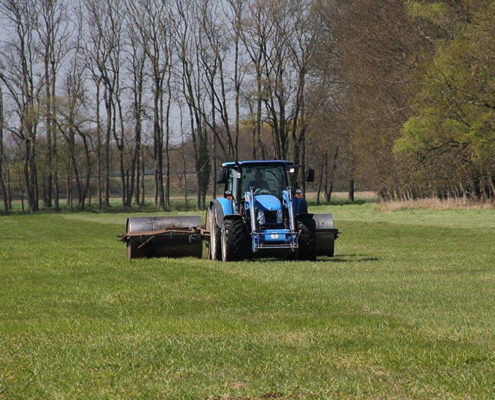 Traktor mit Walzen bei der Arbeit